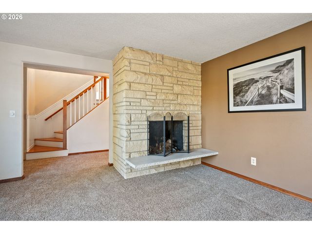 16615 CHURCHILL Dr, Gladstone, OR 97027