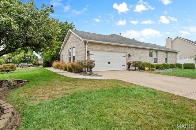 167 Emerald Way East, Granite City, IL 62040