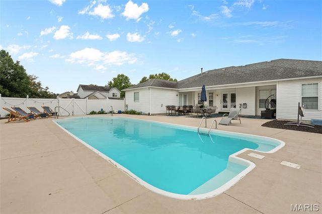 167 Emerald Way East, Granite City, IL 62040