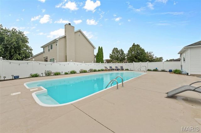 167 Emerald Way East, Granite City, IL 62040