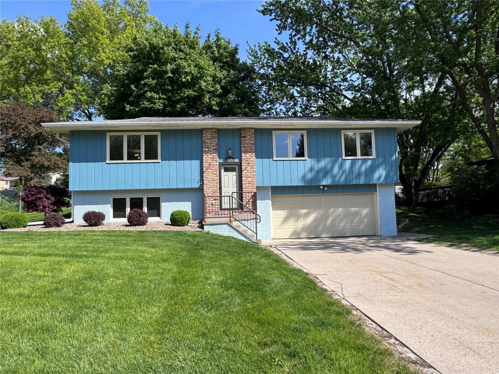 224 N Mount Vernon Drive, Iowa City, IA 52245