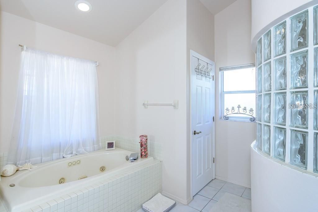 Image 14 of property listing at 901 WESTWINDS BOULEVARD, Tarpon Springs, FL 34689