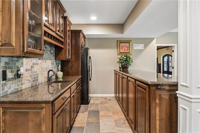 871 Clearview Drive, Lansing, KS 66043