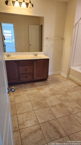 120 Anchor Blf, Universal City, TX 78148