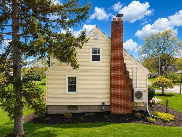 37 Maple St, West Boylston, MA 01583
