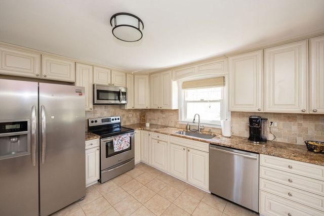 37 Maple St, West Boylston, MA 01583