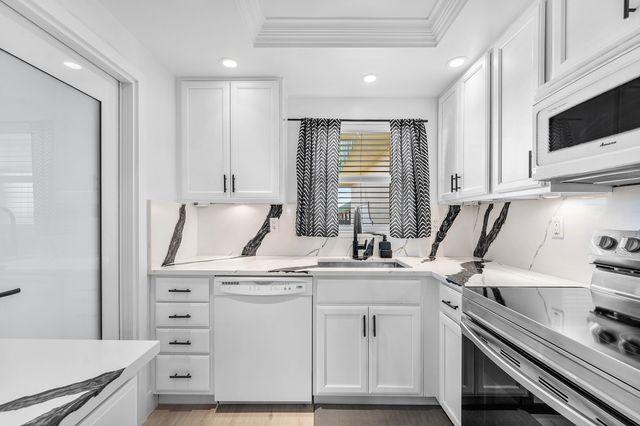 806 SE 7TH Street 408, Deerfield Beach, FL 33441