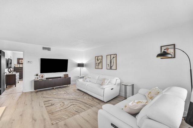 806 SE 7TH Street 408, Deerfield Beach, FL 33441