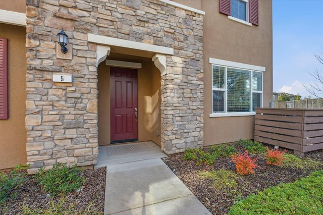 5 Huddlestone Cir, Roseville, CA 95661