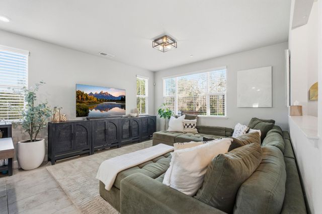 5 Huddlestone Cir, Roseville, CA 95661