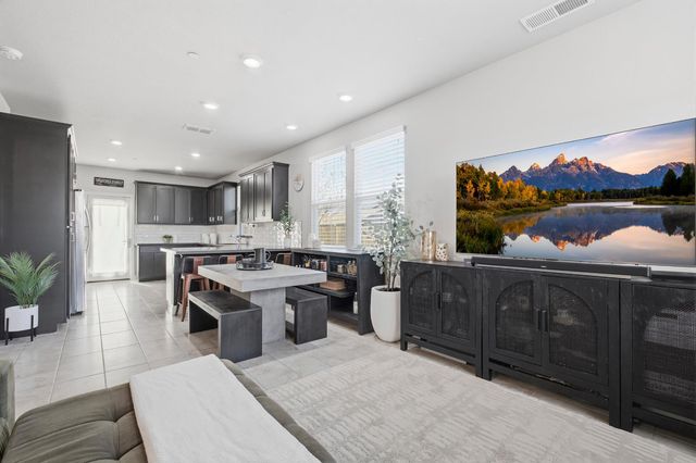 5 Huddlestone Cir, Roseville, CA 95661