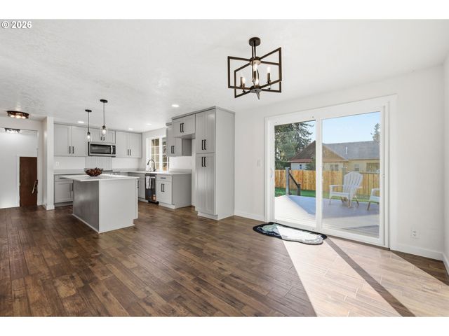 764 71ST St, Springfield, OR 97478