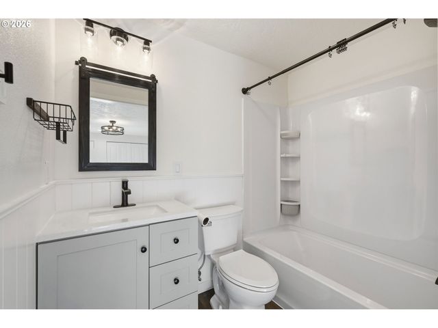 764 71ST St, Springfield, OR 97478