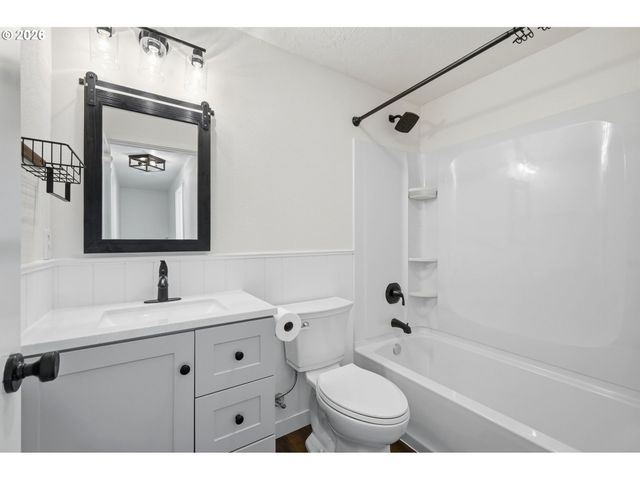 764 71ST St, Springfield, OR 97478