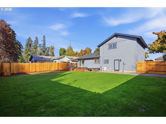 764 71ST St, Springfield, OR 97478