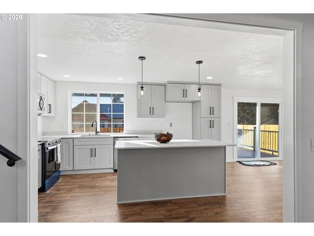 764 71ST St, Springfield, OR 97478