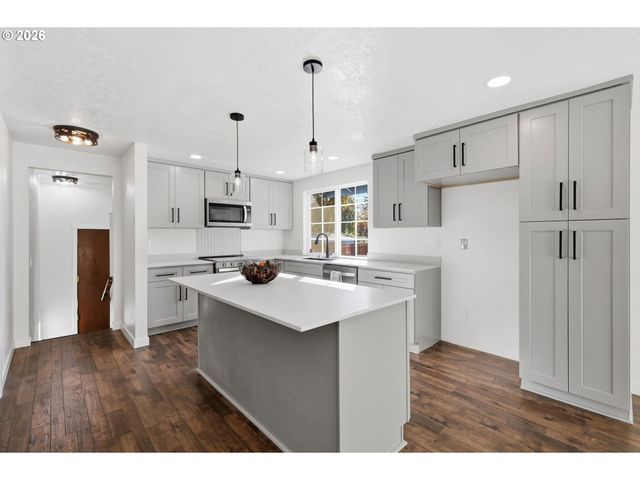 764 71ST St, Springfield, OR 97478