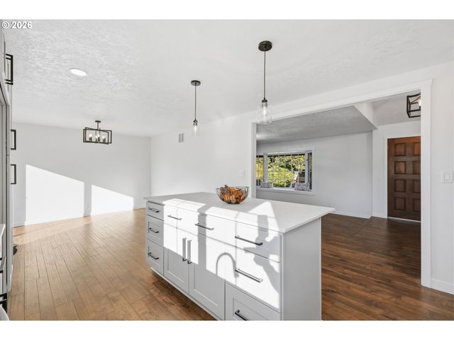 764 71ST St, Springfield, OR 97478