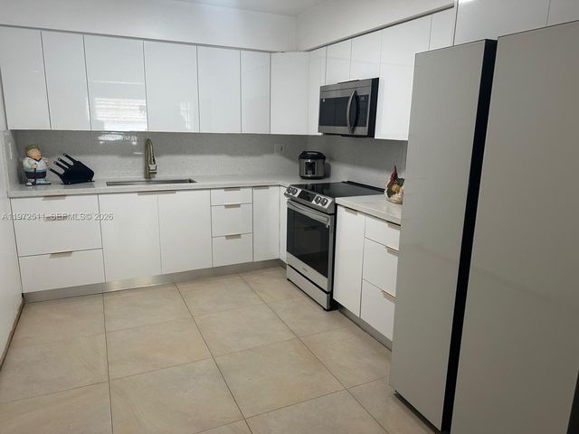 1720 SW 87th Ave, Miami, FL 33165