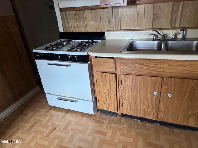 25 Steele Avenue, Gloversville, NY 12078