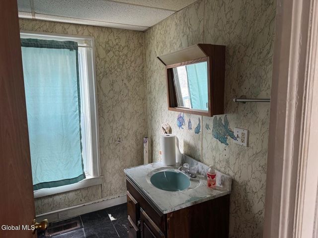 25 Steele Avenue, Gloversville, NY 12078