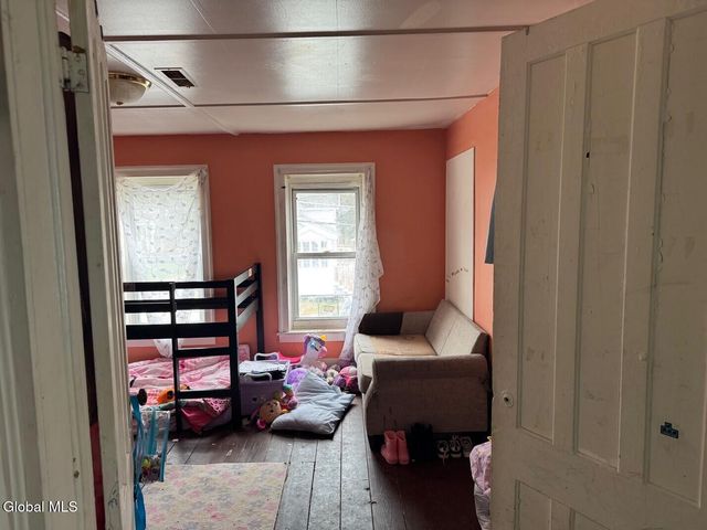 25 Steele Avenue, Gloversville, NY 12078