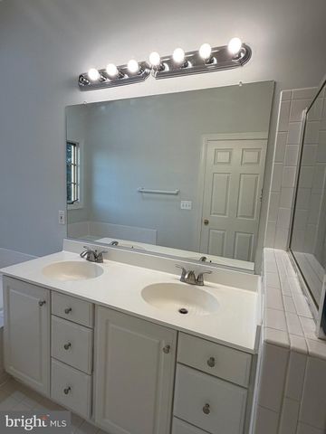 25352 HERRING CREEK DR, Chantilly, VA 20152