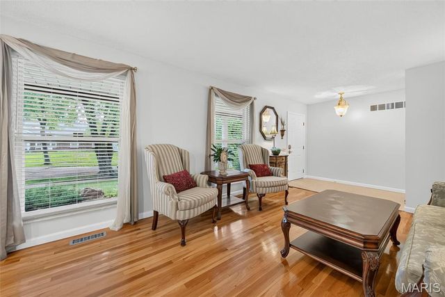 13247 Delft Drive, St Louis, MO 63146