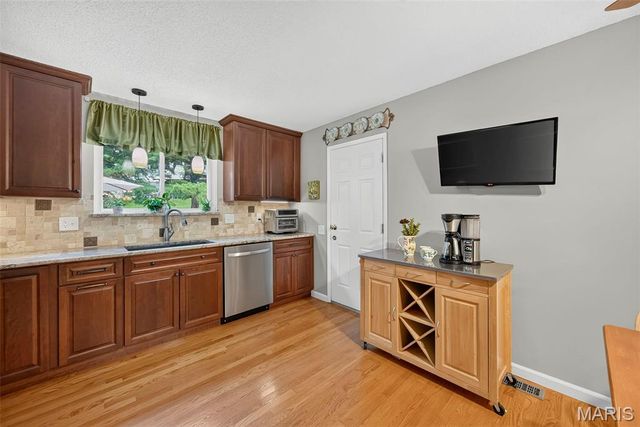 13247 Delft Drive, St Louis, MO 63146