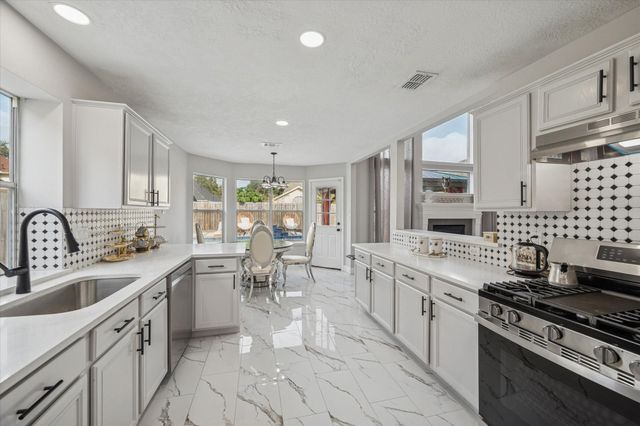 11306 Avon Place, Houston, TX 77066