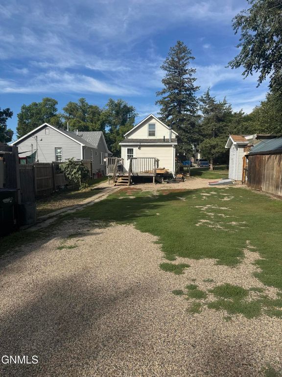 208 10th Avenue NW, Mandan, ND 58554 photo 2