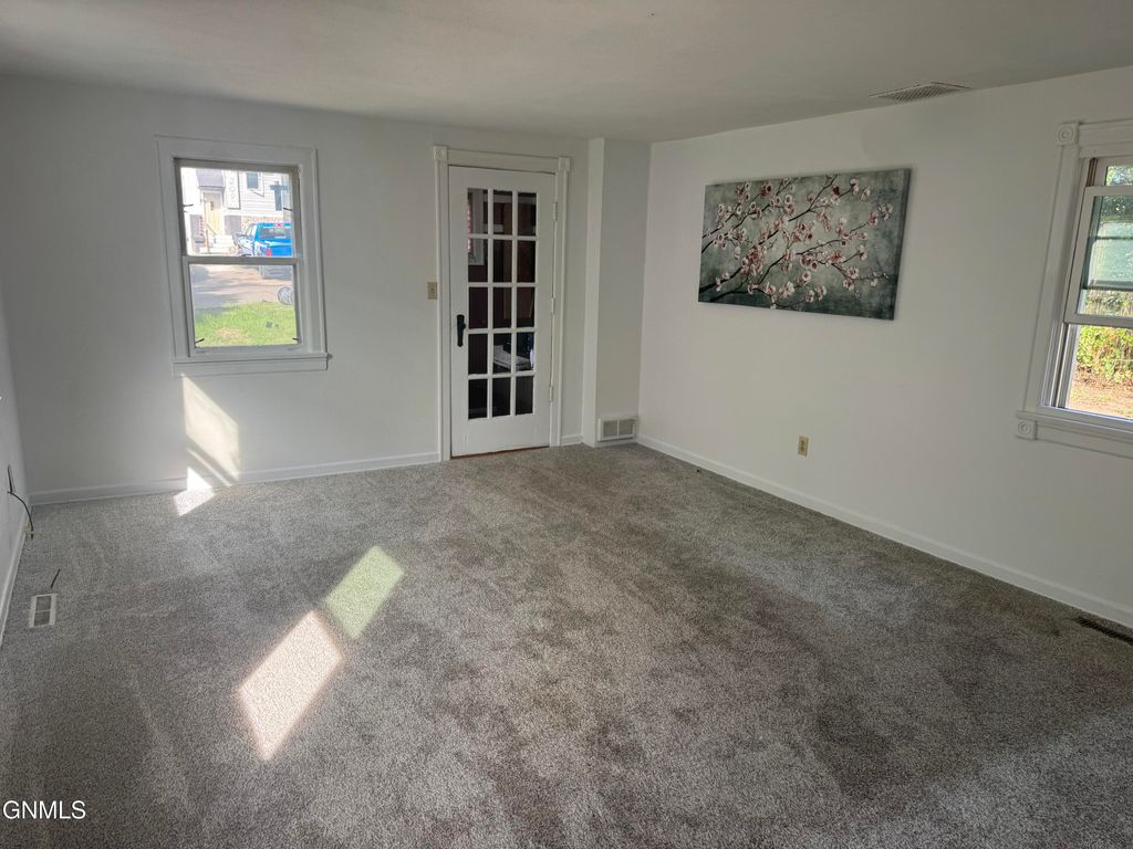 208 10th Avenue NW, Mandan, ND 58554 photo 3