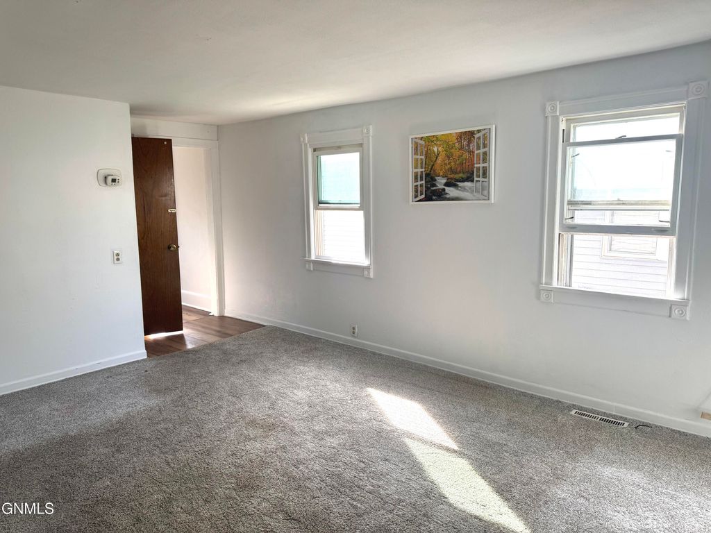 208 10th Avenue NW, Mandan, ND 58554 photo 4