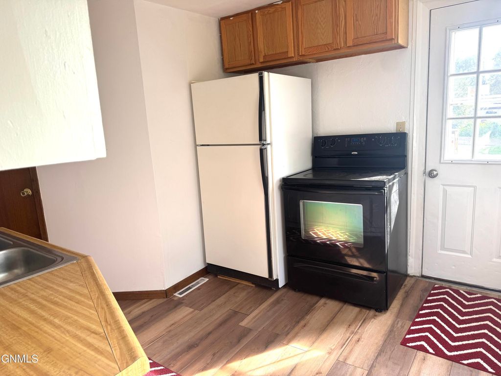208 10th Avenue NW, Mandan, ND 58554 photo 5