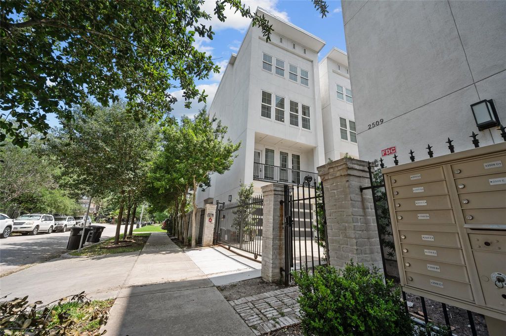 2505 Dorrington E, Houston, TX 77030