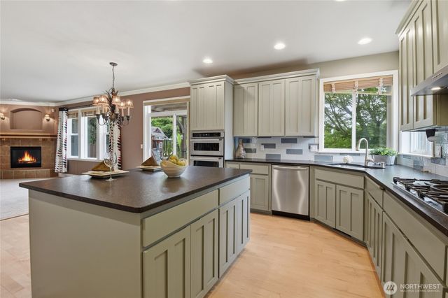 1948 Lighthouse Lane NE, Tacoma, WA 98422