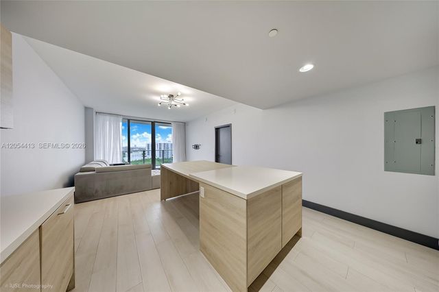 16385 Biscayne Boulevard 2205, North Miami Beach, FL 33160