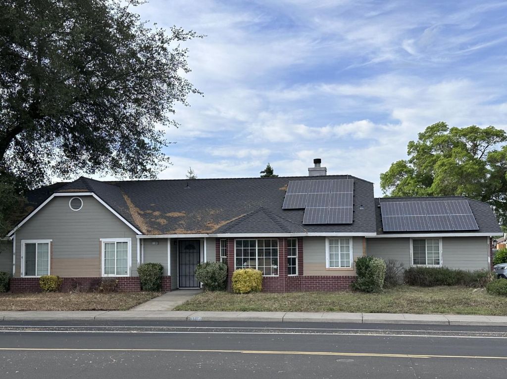 1196 E J St, Oakdale, CA 95361