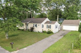 35 Juniper Dr, Springfield, MA 01119