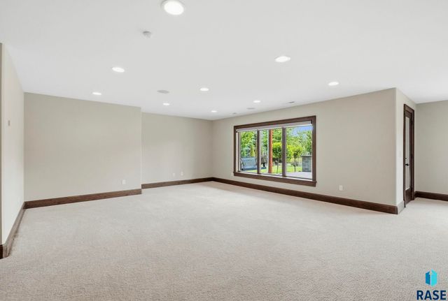 405 E Piping Rock Ln Lane, Sioux Falls, SD 57108