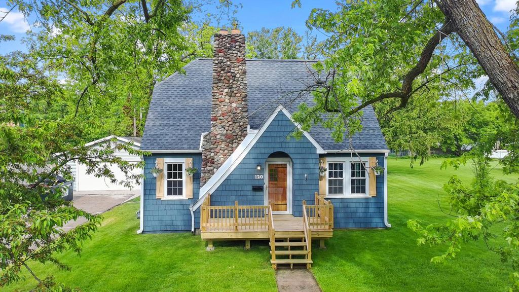 120 S Jackson STREET, Elkhorn, WI 53121