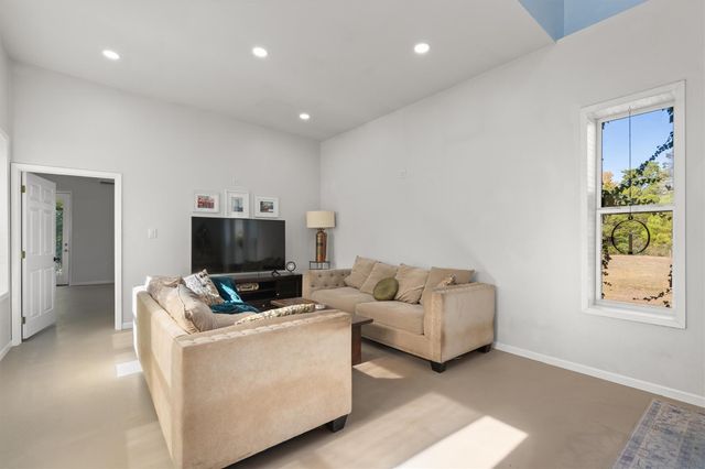 4992 Fm 1624, Lexington, TX 78947