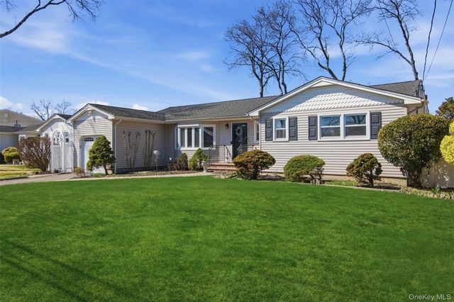 64 Avenue D, Holbrook, NY 11741