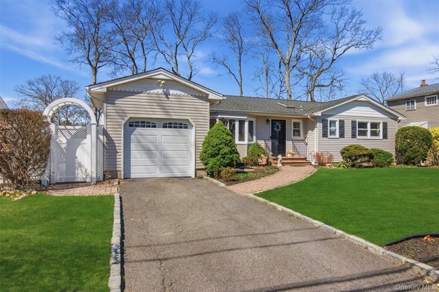 64 Avenue D, Holbrook, NY 11741