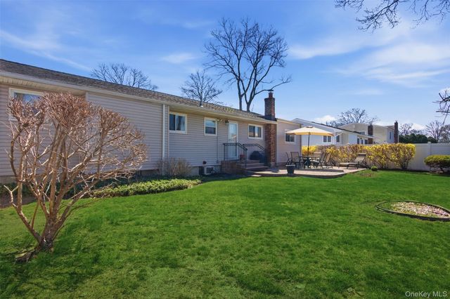 64 Avenue D, Holbrook, NY 11741