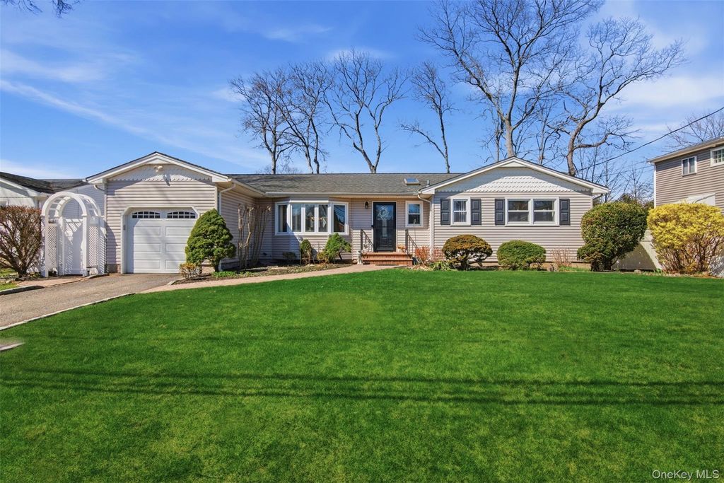 64 Avenue D, Holbrook, NY 11741