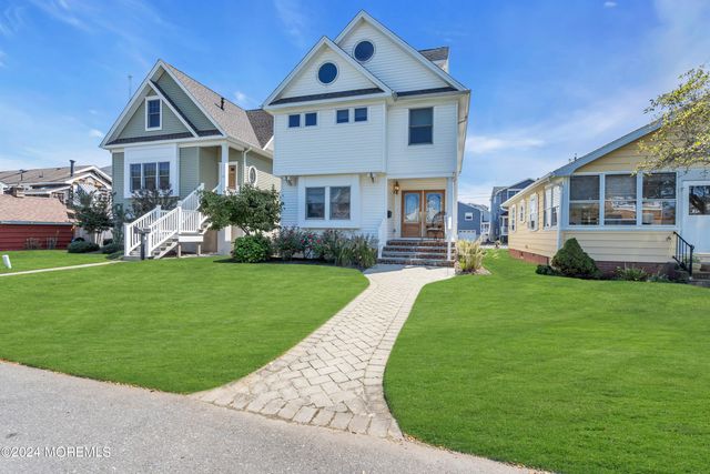 18 Meadow Avenue, Manasquan, NJ 08736