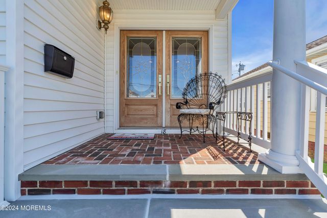 18 Meadow Avenue, Manasquan, NJ 08736