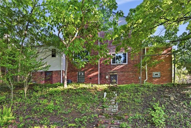 126 Columbia Dr, Pleasant Hills, PA 15236
