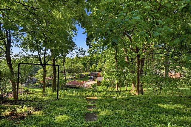 126 Columbia Dr, Pleasant Hills, PA 15236